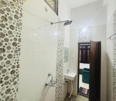 Ayodhya House | New Aastha Palace Homestay Near Ram Mandir Ayodhya