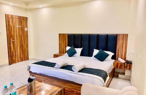 Mohanlalganj Hotel | Shree Krishna Palace Hotel - Couple Friendly