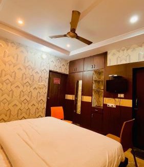 Gomti Nagar Hotel | Hotel Crystal Inn