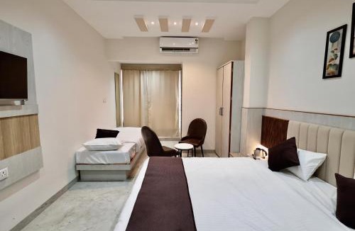 Sanwer Hotel | Hotel Maniratna Premium
