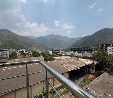Shivpuri Apartment | Peacenest stays 3bhk, fully furnished