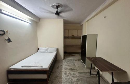 Gautam Nagar House | Comfort Room