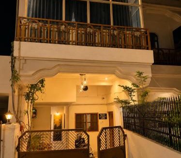 Jhusi Apartment | Divine Solace GF3 Luxury 2BHK Homestay near Sangam, Prayagraj
