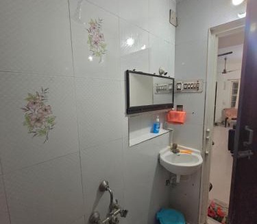 Chennai Apartment | Raji's Cosy Nest 2BHK Flat Near Airport Adambakkam Velachery