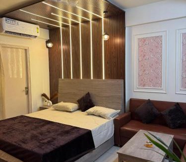 Ghaziabad House | Studio near Metro Couples Friendly Parking WiFi