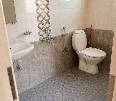 Sholinganallur Apartment | Spacious 3 Bedroom, AC&Fast Wifi, Car Parking , Near Chennai IT Park