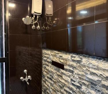Ponda Apartment | Luxurious big Room with jacuzi