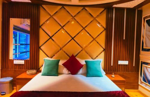 Nedumudy Hostel | Lake Park Cruise