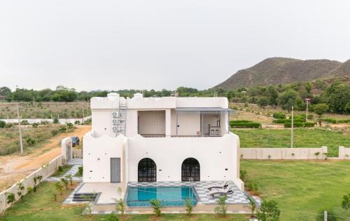 Jamwa Ramgarh Villa | ELIVAAS Signature Belvedere Villa 4-BHK Villa With Pool, Garden & Bar