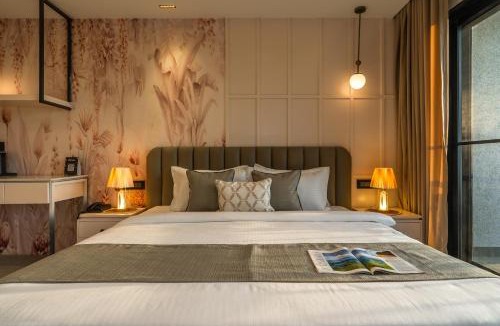 The Mall Road Hotel | Perfectstayz Prime - 2 min walk to mall road