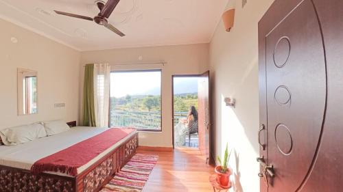 Suja House | Aahista Stays- Mountain view homestay