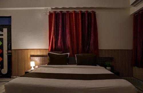 Varanasi Hotel | OYO Collection O Gautameshver Mahadev Temple Formerly Pushp Vatika