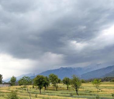 Suja House | Aahista Stays- Mountain view homestay
