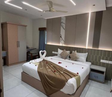 Anachal Hotel | Bumblebee Pool Villa Munnar