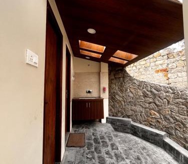 New Manali Hotel | Tourist Hotel 10 minutes walking distance from the mall