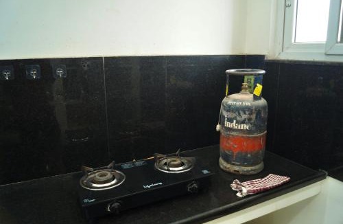 Madhapur Apartment | Fully Furnished Mee Homes 2BHK Family Stay with Kitchen & Balcony