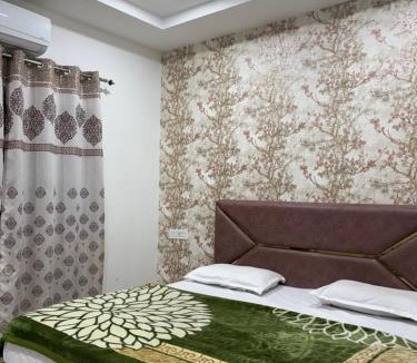 Naina Devi Hotel | Om Yatri Niwas