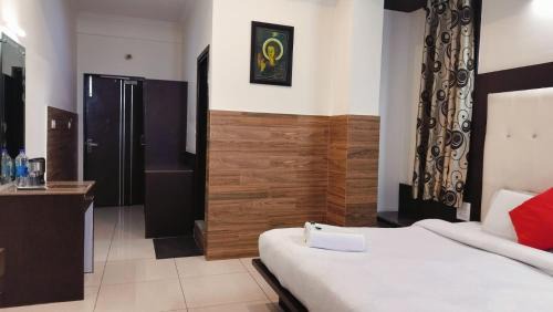 Dharamshala Hotel | McLeod Ganj Best hotel Royal india #Cheapest hotel #Mountain View# Near Dalai Lama temple 100m