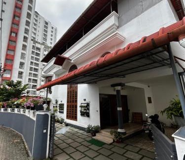Aluva House | Metro Bliz Alua by thestaypoint