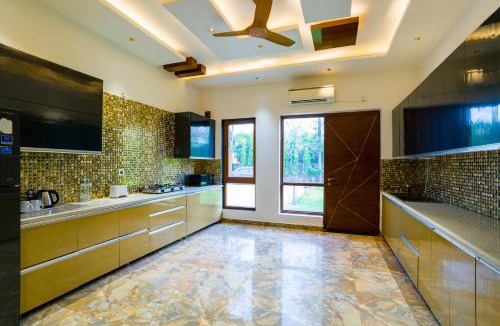 Gurugram Villa | ELIVAAS Signature Sanisa Farm 3-BHK Farmhouse with Pvt Pool, Game Zone & Lush Garden