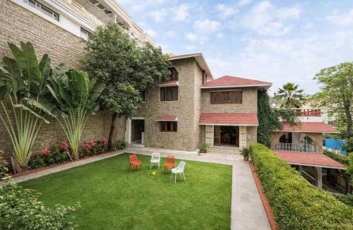 Banjara Hills Villa | Elegant - 3BHK AC Villa with Lawn BanjaraHills HYD