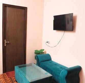 Sainik Farm Hotel | Hotel Silver Grand - IGNOU Road Saket