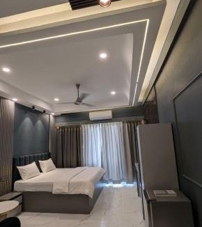 Greater Noida House | Cozy Sunset Stay Couple Friendly Studio Gaur City