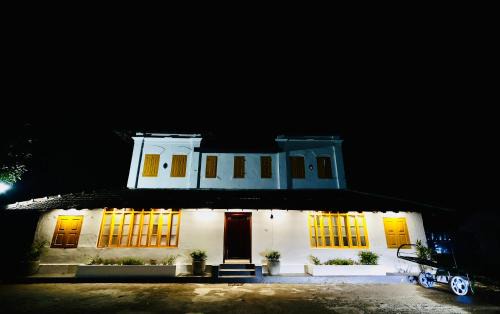 Kozhikode House | Idanazhi the corridor