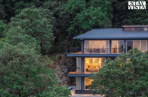 The Mall Road Villa | StayVista at Cliffbourne with Bonfire, BBQ