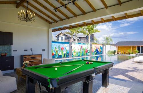 Gopalpur Apartment | ELIVAAS Signature Esh Hazel Hillside Retreat with Garden and Restaurant