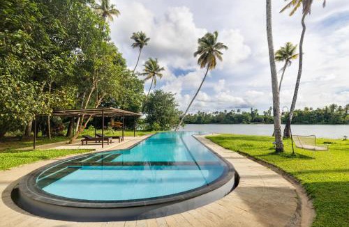 Puthenvelikara Resort | Cranganor History Café & Riverside Château