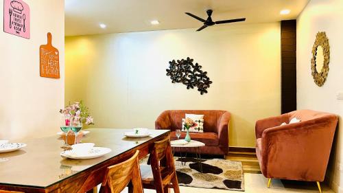 Greater Kailash Apartment | BluO 2BHK - M Block Mkt - Lift , Balcony , Parking