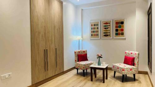 Saket Apartment | BluO 3BHK Saket CityWalk Mall - Lift, Balcony, Parking