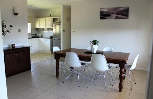 Edge Hill House | Edge Hill Clean & Green Cairns, 7 Minutes from the Airport, 7 Minutes to Cairns CBD & Reef Fleet Terminal