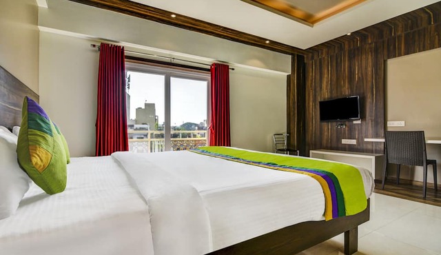 Treebo Shree Sai Suites - 2km from Mahalaxmi Temple