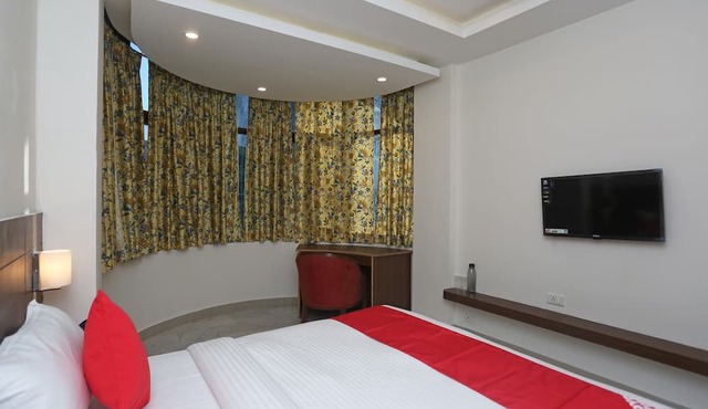 OYO Flagship 18533 Tulip Inn