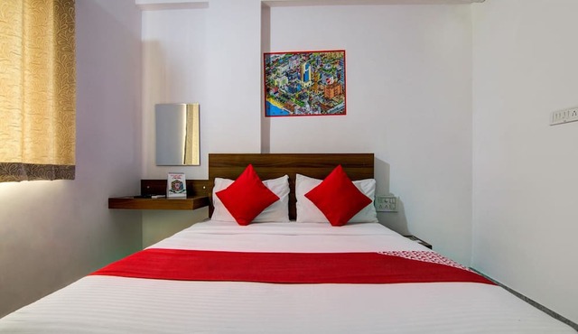 OYO 15695 Varcity Comforts