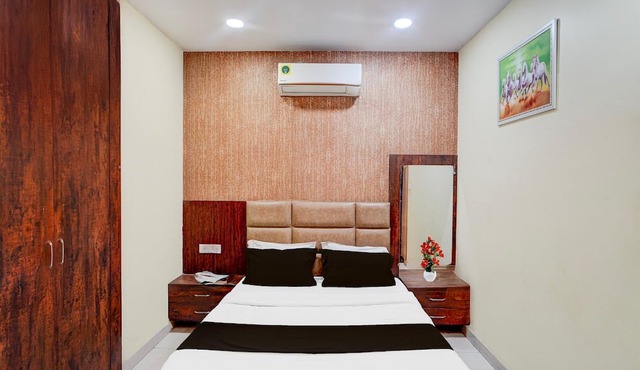 Deluxe Hotel Koshalya Mohan