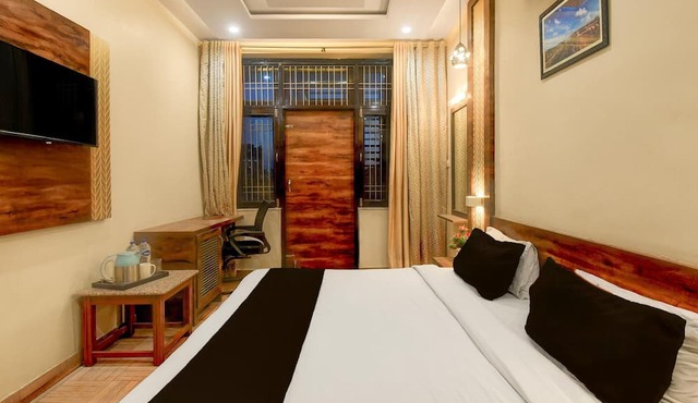 Deluxe Aishwarya Inn