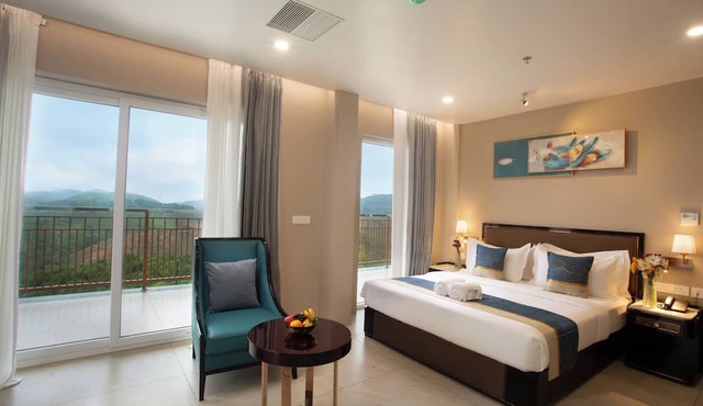 Le Crown Hotel