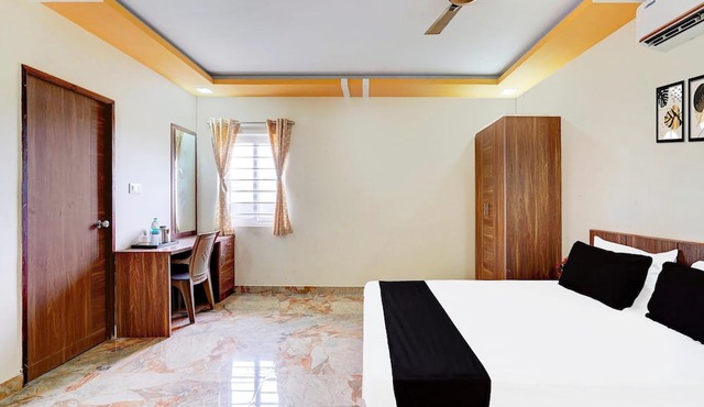 Super Hotel O Radha Residency