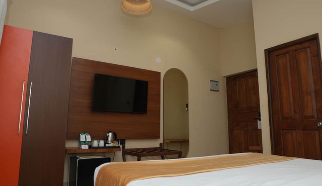 Foxoso Aaristo Baga Beach Resort