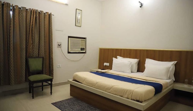 Shri Neha Hotel & Restaurant