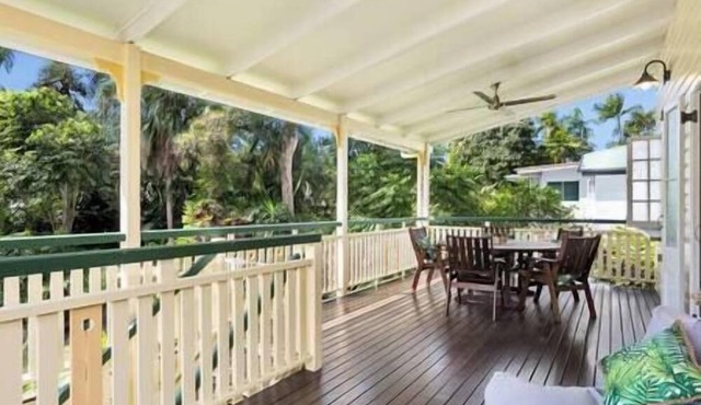 Classical King Bed Home at Edge Hill, 5km To Cairns in Queensland