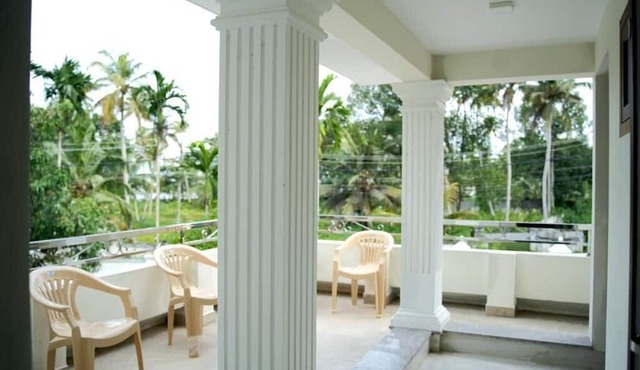 Lakeshore Premier Serviced Villa - Professionally serviced, near Vembanad Lake! in Thanneermukkom