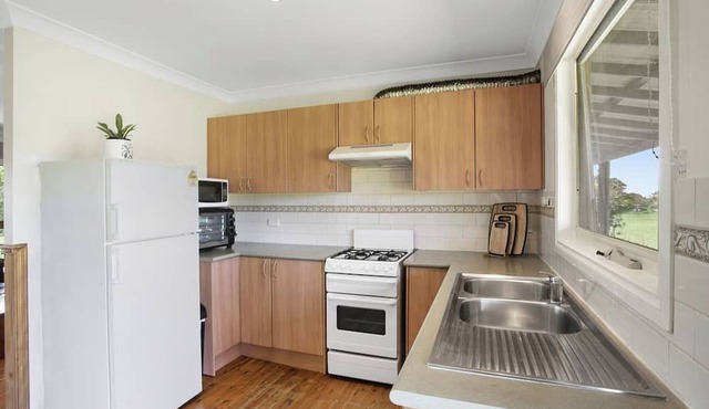 Private Retreat. Set on 1 acre. 5 min walk to the beach. Pet friendly! in Marengo