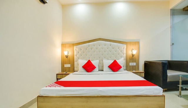 Super OYO Collection O Hotel White Prime