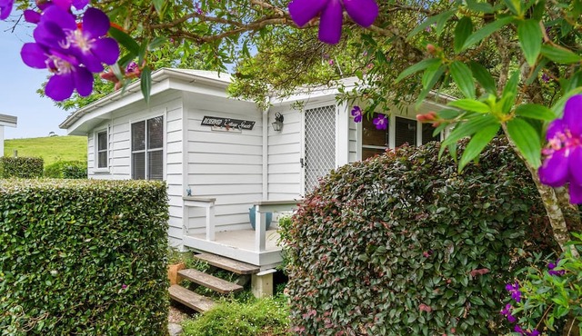 Maleny Cottage - A Tranquil Stay Within Walking Distance to Town in Maleny