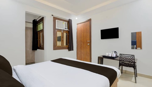 Classic Townhouse Geeta Nagar Metro