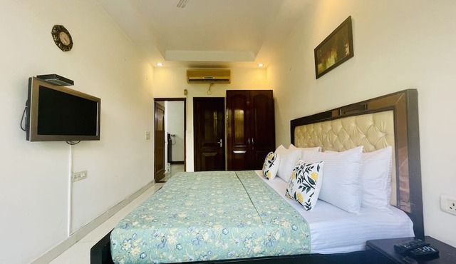 BluO Modern Studio - Defence Colony Market